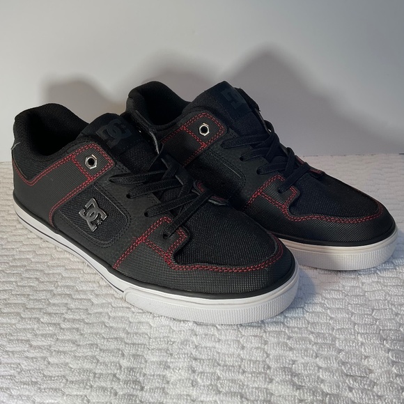 DC Leather Skateboard Shoe Black and Red Youth Size 5 - Picture 3 of 11